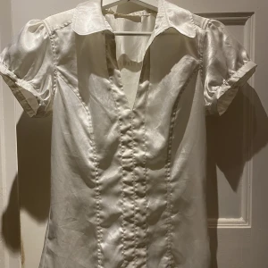 Vit vintage blus - Vit blus från märket ICHI i storlek S. Säljer då den tyvärr inte kommit till användning☺️