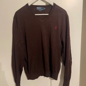 Ralph Lauren tröja - Säljer en mycket snygg stickad, V-ringad tröja från Ralph Lauren. Den är i storlek M, passar om du är runt 182. Hör av er vid frågor eller funderingar, pris kan diskuteras🤝