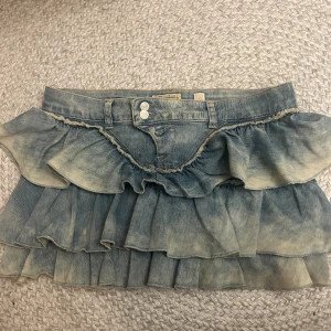 Lågmidjad jeanskjol - Säljer denna jättesöta lågmidjade jeanskjol som är köpt second hand och aldrig kommit till användning💕  Midjemåttet är 39cm rakt över💖 (Fråga ej om bilder på då den ej passar)