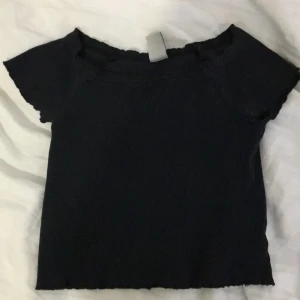 Top - Svart ribbad top som tyvärr är för liten för mig. Läs bion före du köper.