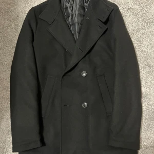 Kappa - Hej säljer en kappa från zara. Den är i stort sätt ny och har näst in till aldrig använts. 