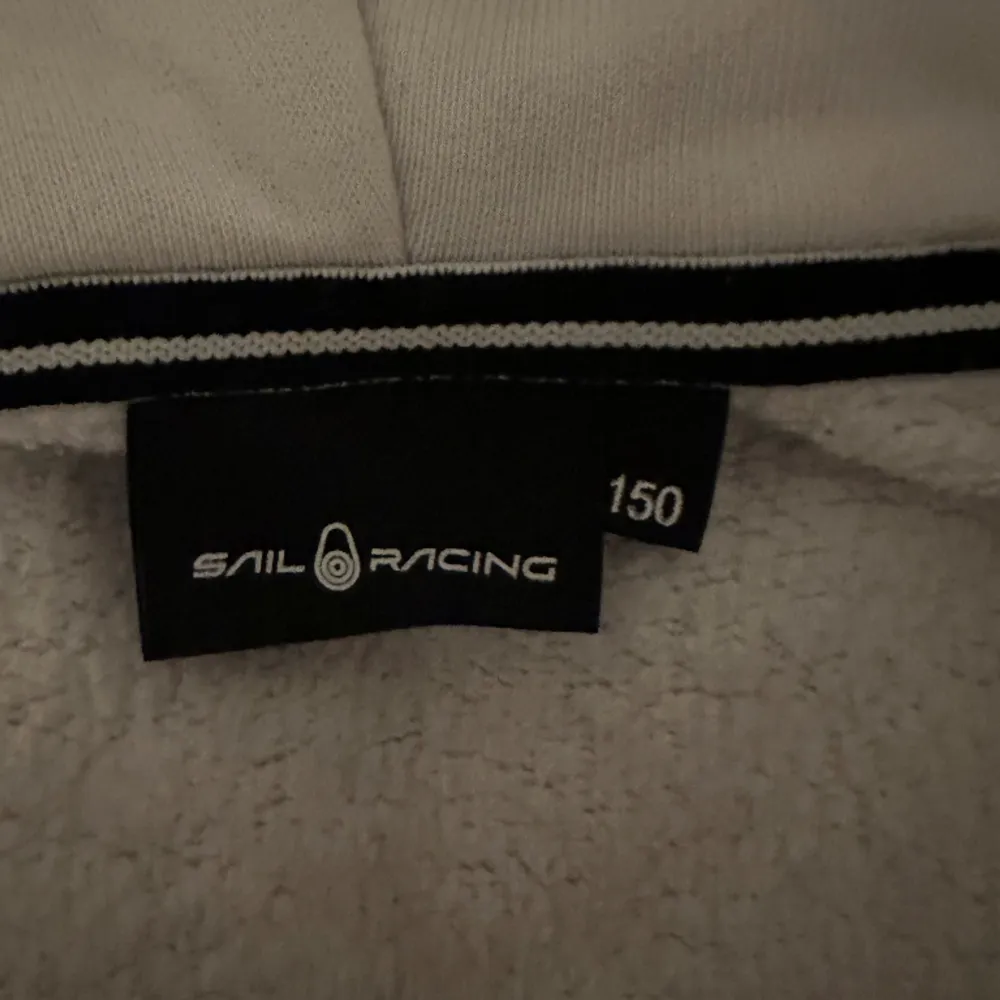 Jag säljer en Sail racing hoodie i storlek 150, den kostar 300 kr. Den är vit och i bra skick. Skriv för fler bilder.. Hoodies.