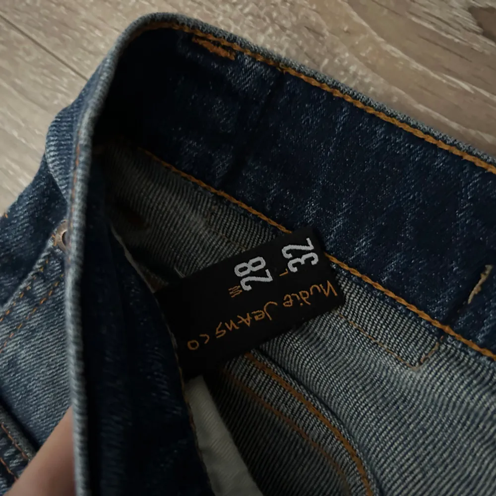 Ett par jeans i absolut topp skick och som dessutom har en extremt snygg tvätt. Nypriset på dessa jeans ligger på runt 1000kr. Längden på byxorna är 100cm och midjan 36cm jämför gärna med ett par egna och sen är det fritt fram att använda ”köp nu”.. Jeans & Byxor.