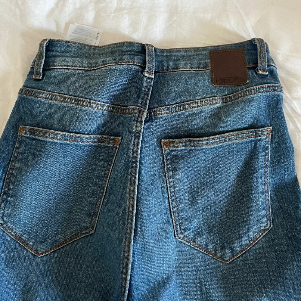 Säljer dessa blåa flare jeans då de är för små, knappt använda💗. Jeans & Byxor.