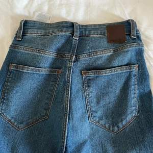Säljer dessa blåa flare jeans då de är för små, knappt använda💗