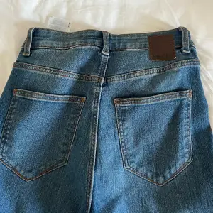 Säljer dessa blåa flare jeans då de är för små, knappt använda💗