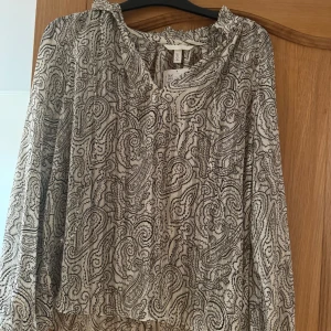 Mönstrad blus  - Säljer denna fina blus ifrån HM då den tyvärr är för stor för mig. Aldrig använd. Är storlek S men stor i storleken så passar M också. 