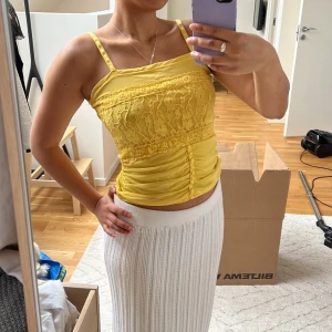 Gul spets top  - Köpt i Köpenhamn! Väl använd, helt ok skick.