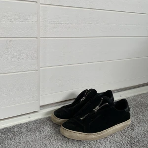 Axel arigato 360 zip svart mocka storlek 39-40                                                   - 6 av 10 rätt så bra skick