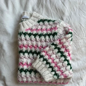 Stickad t-shirt  - Nästan ny skicka, nästan aldrig använt men har ett litet hål i kragen🤍