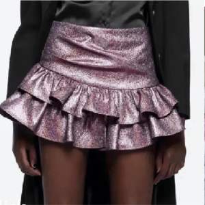 Säljer denna svinsnygga kjol från zara! Super svår att få tag på💗 andra bilden är min! Strl M men sitter snarare som en xs! 💗pris kan endast diskuteras vid dirket affär!