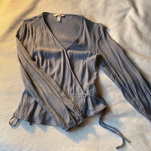 Blus - Så fin blus med band i midjan 🩵 tyvärr för liten för mig, stl 34 Ena öglan till knapp är trasig men det går säkert att sy på en ny om man vill