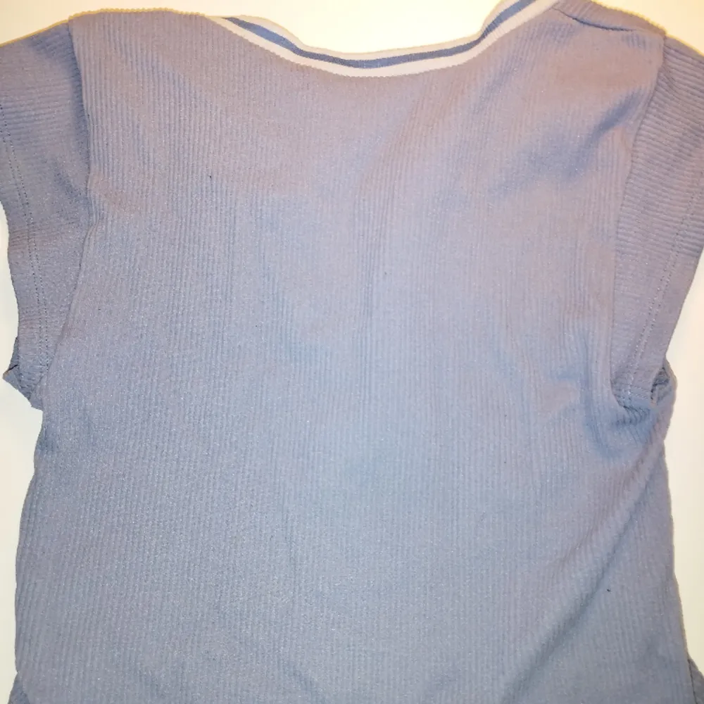 En lila/blå tröja ifrån Urban outfitters med inga vidare defekter utom på sista bilden. 💗💗 Säljer för att det inte är min stil.. Toppar.