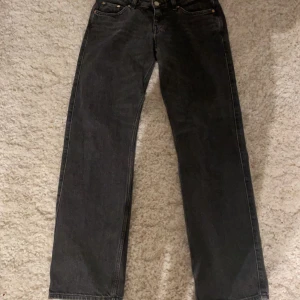 Low waist jeans - Weekday arrow passar storlek s och m