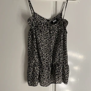 Blomrig linne  - Säljer mitt jätte fina blomrig linne som inte kommer till användning och som aldrig har gjort det heller!❤️ passar både de som har S och M!