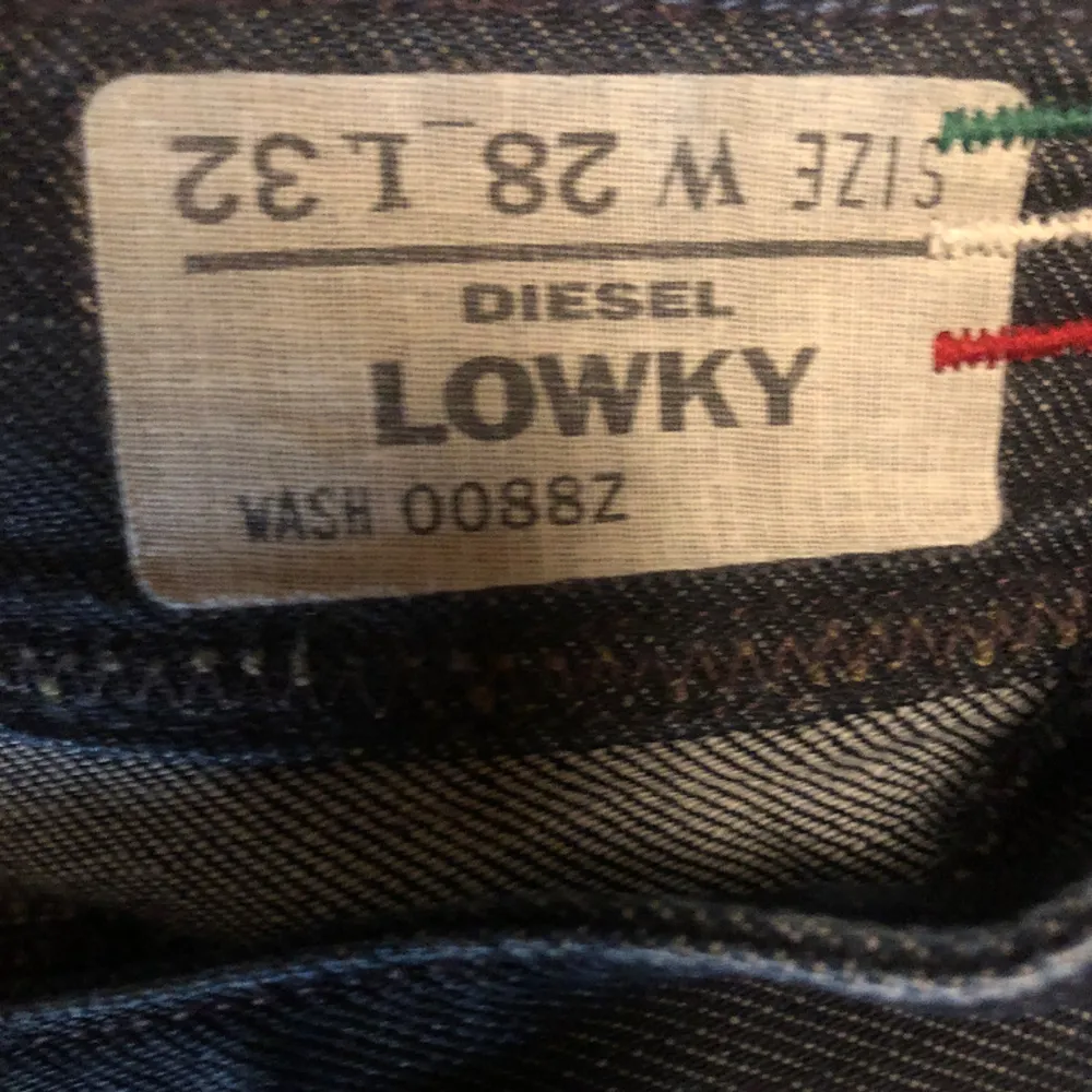 Lågmidjade jeans från Diesel i modellen ”Lowky” Raka i benen. Waist 29. L 32. Jeans & Byxor.