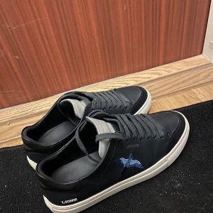 Ett par stiliga arigatos nu till sommaren. - Mörkblå arigatos, de är i bra skick, de är stiliga och är du sugen på de kontakta mig så tar vi det därifrån 🌟  Ni får även med Axel Arigato box osv.