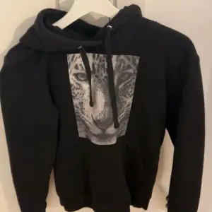 The cool Elephant hoodie med ”katt” tryck. finns en minifläck på armen som man ser på bild tre, annars inga fel