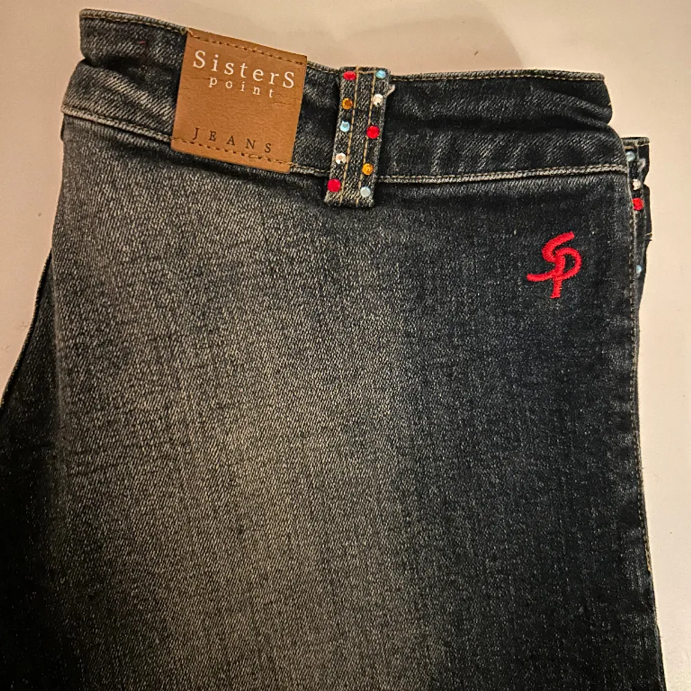 så snygga lågmidjade jeans med fina detaljer🙌🏻 storlek står inte men skulle säga xs🥰. Jeans & Byxor.