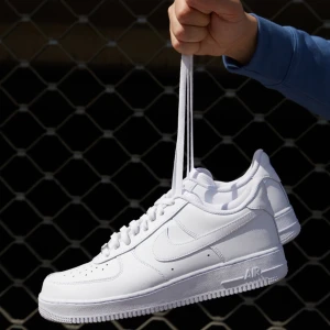 Skor - Hej! Säljer ett par fräscha Air Force 1 som jag knappt använt. Inte slitna eller några skador alls på dom, dom är fräscha och vita!  För mer info/bilder skriv privat!! Pris går att diskutera vid snabb affär