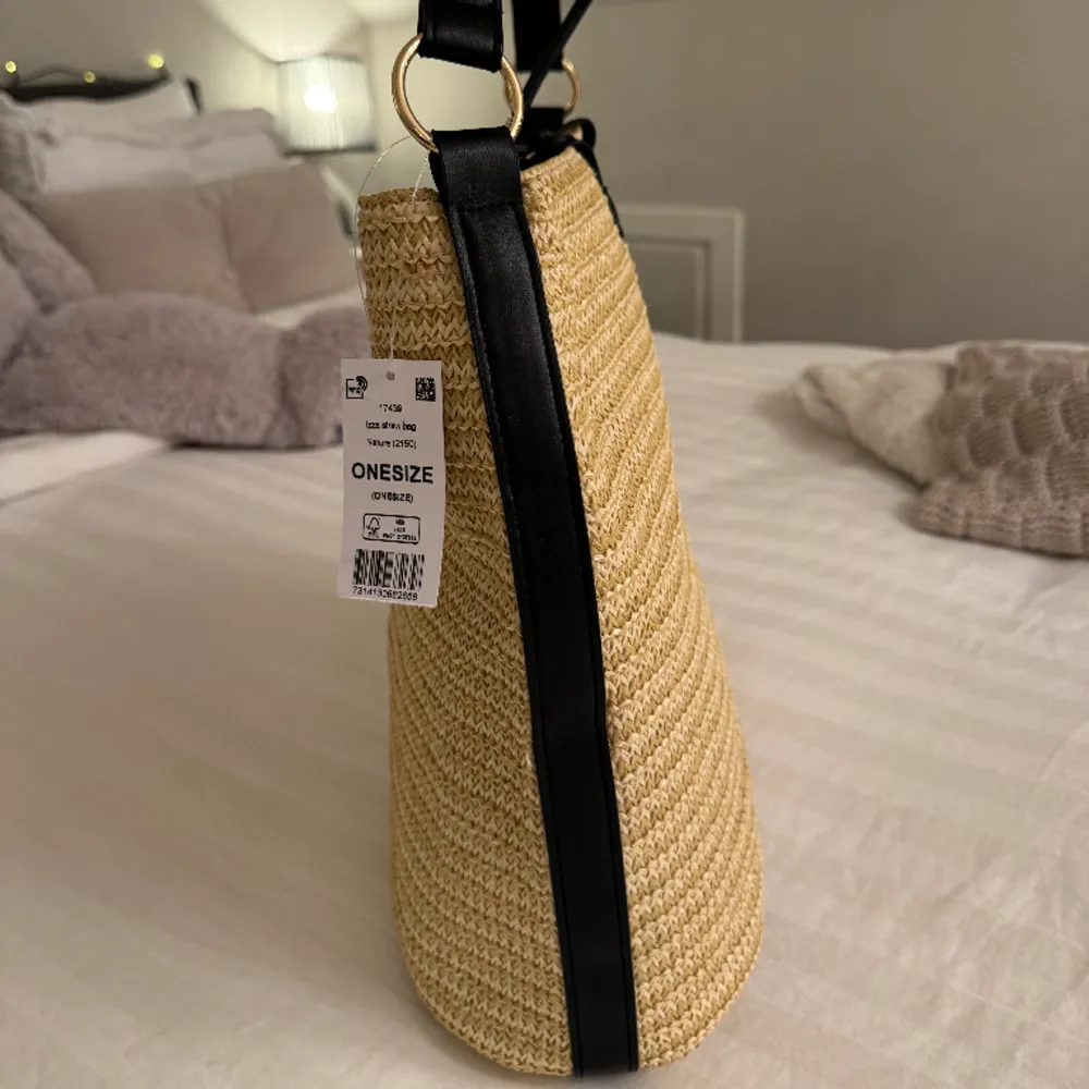 ”Strawbag” från gina, aldrig använd🥰. Väskor.