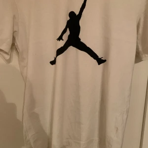 Vit jordan t shirt - Säljer min t shirt för denninte längre passar mig. Skik 8/10. Äkta