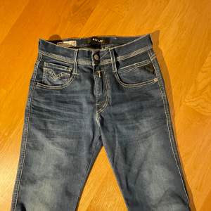 Säljer dessa feta Replay jeans i modellen anbass. Jeansen är i storlek 27/32 och endast använda en gång.
