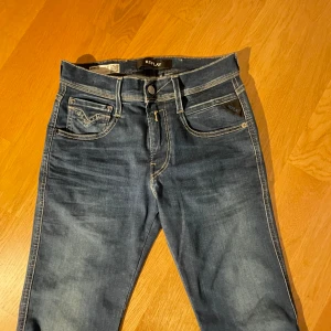 Replay anbass  - Säljer dessa feta Replay jeans i modellen anbass. Jeansen är i storlek 27/32 och endast använda en gång.