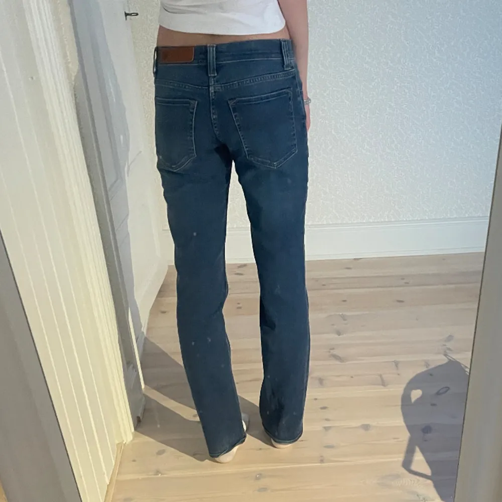 Super snygga lågmidjade jeans i modellen straight/bootcut från Tiger of sweden🩵. Jeans & Byxor.