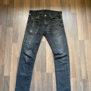 Ett par svarta Ralph Lauren jeans som passar utmärkt till den andra Ralph Lauren hoodien som vi har ute. Storlek: S, Nypris: 1099kr, Vårt pris: 399kr💫
