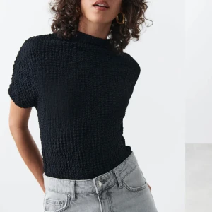 Structure funnel neck top  - structure funnel neck top från Gina tricot i storlek XS (slutsåld på hemsidan)💕säljer pga att den inte har kommit till användning💕ordinarie pris:259! Säljer för 120+frakt💕