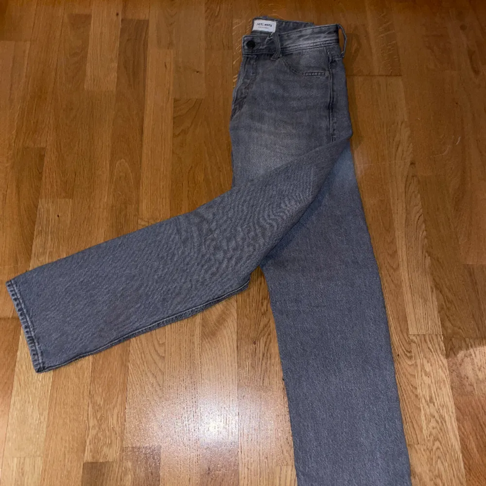 Säljer et par gråa Jack & Jones jeans i storlek 28/30. Bra skick. Använt ett par gånger . Jeans & Byxor.