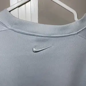 Nike sport tröja i ljus blå med Nike loggan på ryggen  Bra skick  Storlek M 