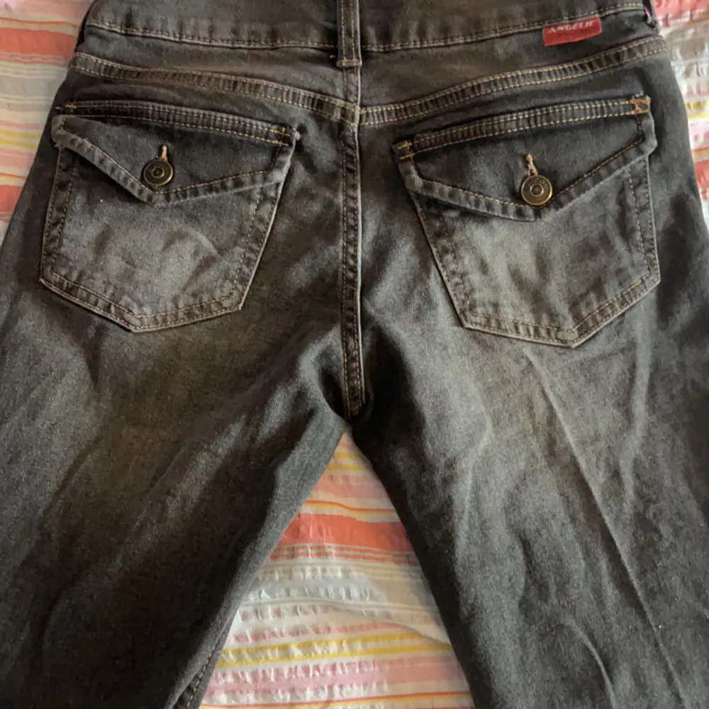 Ett par grå/bruna jeans från H&M som sitter så fint på! Säljer då jag ej använder dem tillräckligt. De har en liten fläck på knäet men jag skulle tro att den går att ta bort!. Jeans & Byxor.