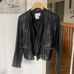 Läderjacka - Läder/motorcykeljacka från Mango, storlek xs. Bra skick, knappt använd 