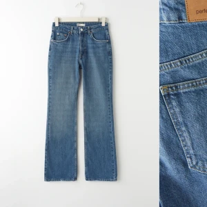 Mörkblå full length flared jeans från Gina tricot - Köpta förra året inte mycket använda. Lite slitna längst ner för de var lite förlånga för mig då annars perfekt skick inga defekter alls. Säljer för de inte längre passar och de kommer inte till användning. Köpta för 500kr Skriv för fler bilder💗💗