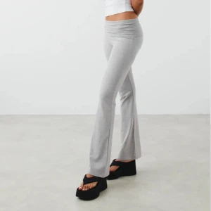 Folded flare byxor Gina tricot - Säljer mina ljus gråa folded flare pants från Gina tricot i storlek S. Använda några gånger men i jättebra skick. Skriv för fler bilder🤍