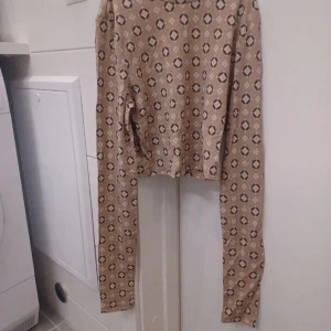 Croppad tröja + leggings storlek XS - Ett sett med croppad tröja och leggings. Använda endast en gång så är i bra skick 