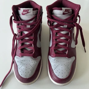 High dunks - Nu säljer jag mina snygga High dunks som jag endast använt ett fåtal gånger. Skicket är en 10/10 på grund av att jag knappast använt dom.  Pris kan sänkas vid diskutering