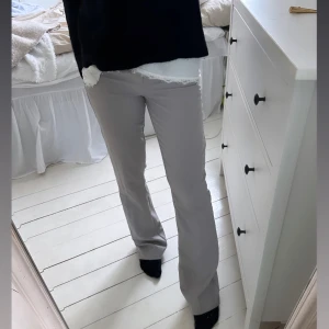 Gråa kostymbyxor  - Gråa kostymbyxor i fint skick midrise