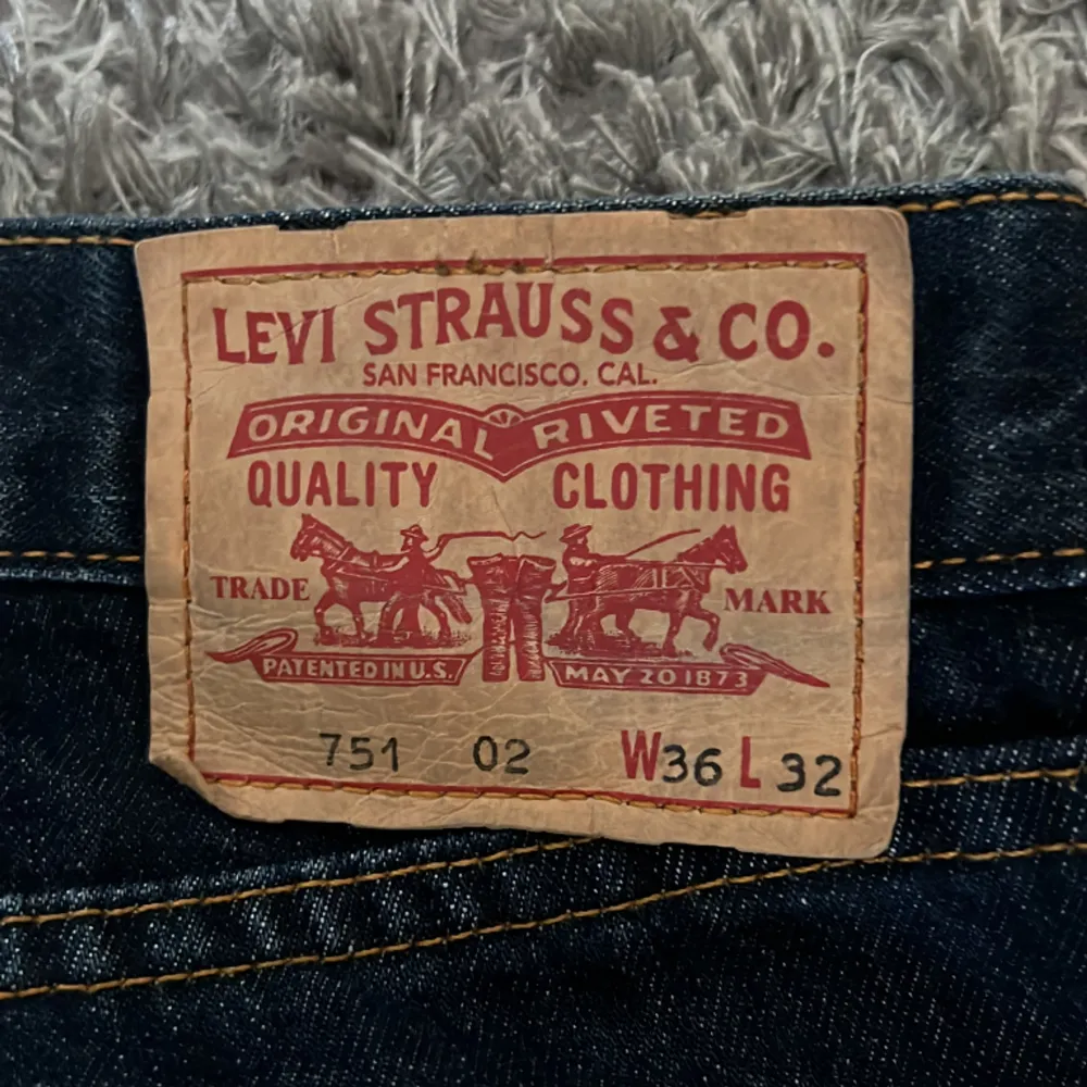 Säljer mina Levis jeans som är storlek W36 och L32 då jag ej använder de längre. Det är fortfarande i väldigt bra skick och ser nästan nya ut! Säljer för 400kr men kan gå ner vid snabb affär . Jeans & Byxor.