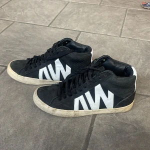 Basketsko - Snygga ”basket” skor från Warp, svarta med vit sula och vita detaljer. Bra skick men sulan är lite missfärgad. Storlek 36