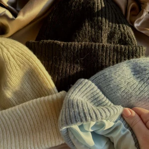 Mössa med innertyg av satin! - FRIZZ.UF erbjuder en högkvalitativ och bekväm mössa med innertyg av satin som prioriterar hårets kvalitet! 