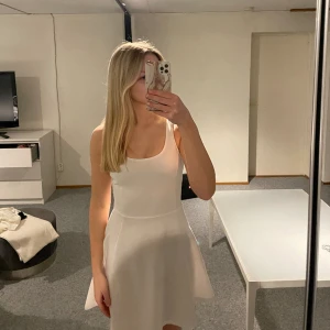 Klänning - Säljer denna jätte fina vita klänning som knappt är använd och är som ny. Köpt för 500 säljer för 150kr💗