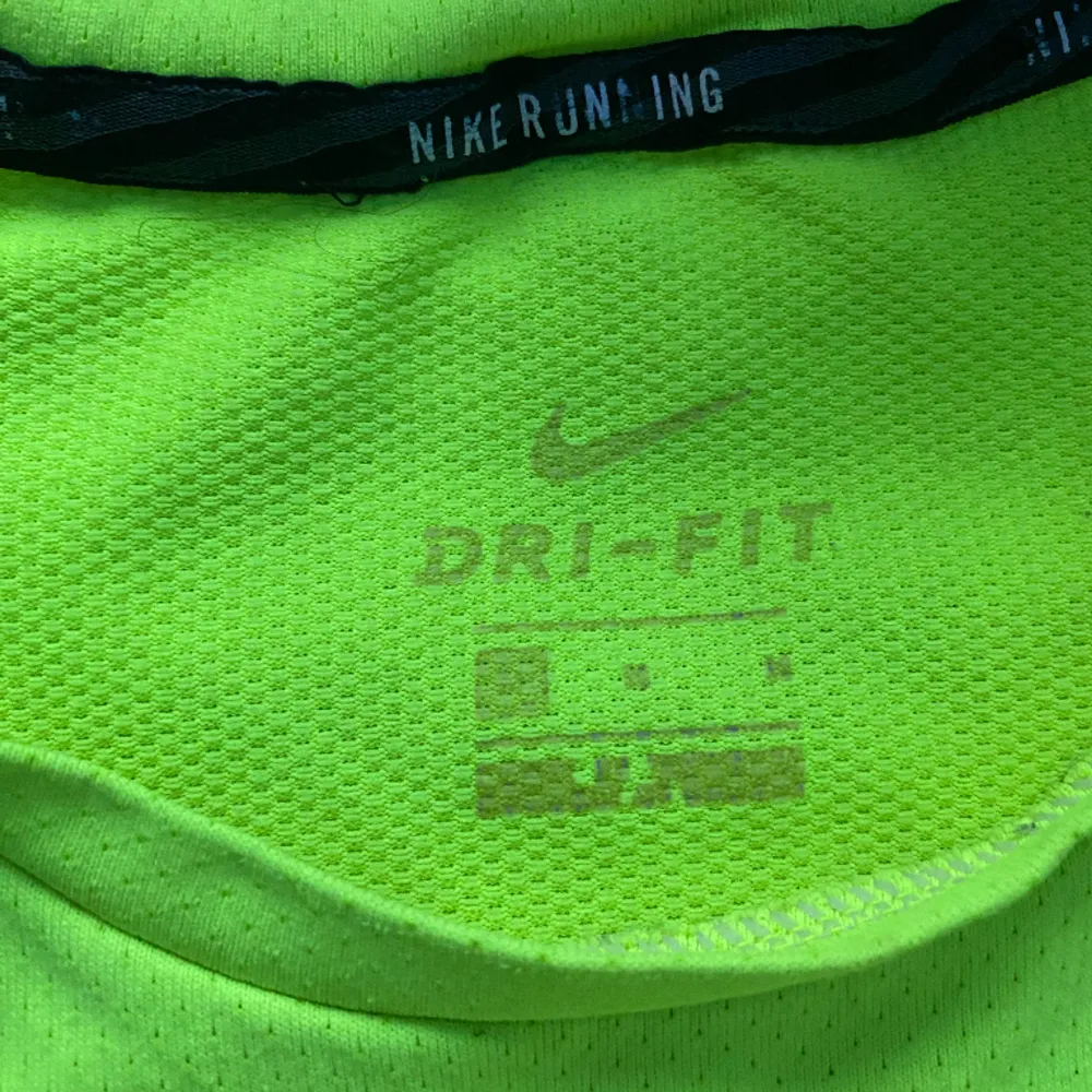 Nike neon färgad tränings tröja, storlek M och bra kvalitet  . T-shirts.