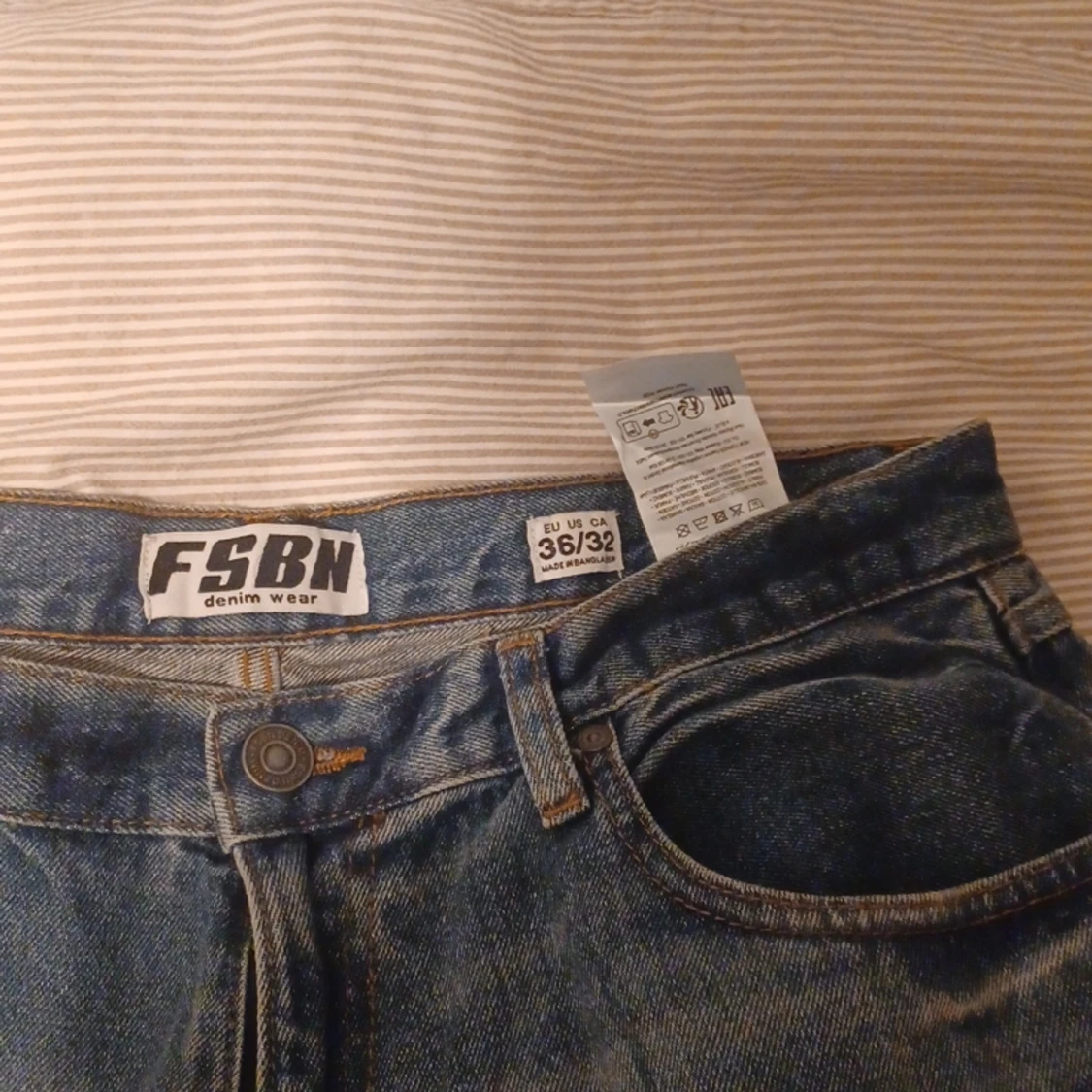 medium washed jeans - 90