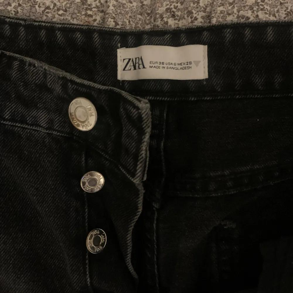 Sjukt snygga mid waist zara jeans i storlek 38!💕(blid två är lånad). Jeans & Byxor.