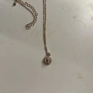 En jätte fin haldsband som har aldrig varit Andvänder - Är jätte fin men jag är inte en guld tjej  