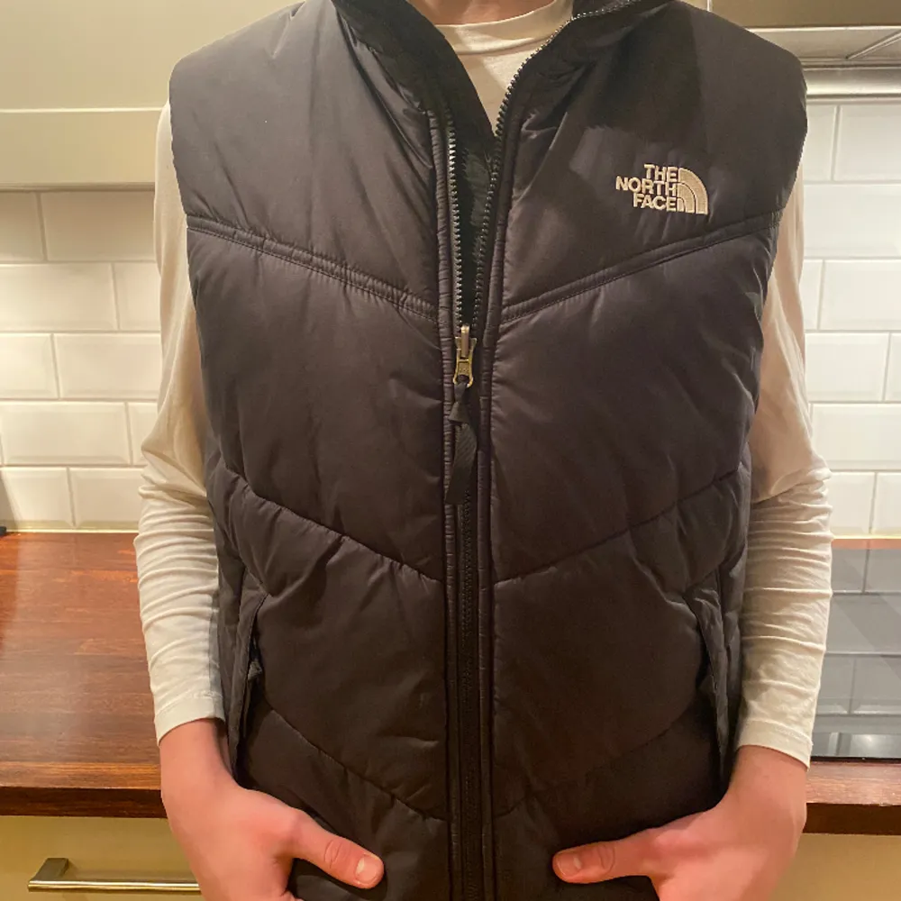 Säljer en North Face väst i bra skick utan fläckar och smuts. Endast använt vid ett få tal tillfällen.. Takit.