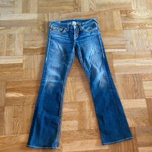Skit snygga true religon jeans lowrise och bootcut. Dessa är super bekväma och är super bra material! ✨